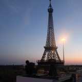 Il tutto termina tre ore dopo: tra lo stupore dei passanti e degli operai Andria si sveglia all'ombra di una Torre Eiffel in scala 1 a 75